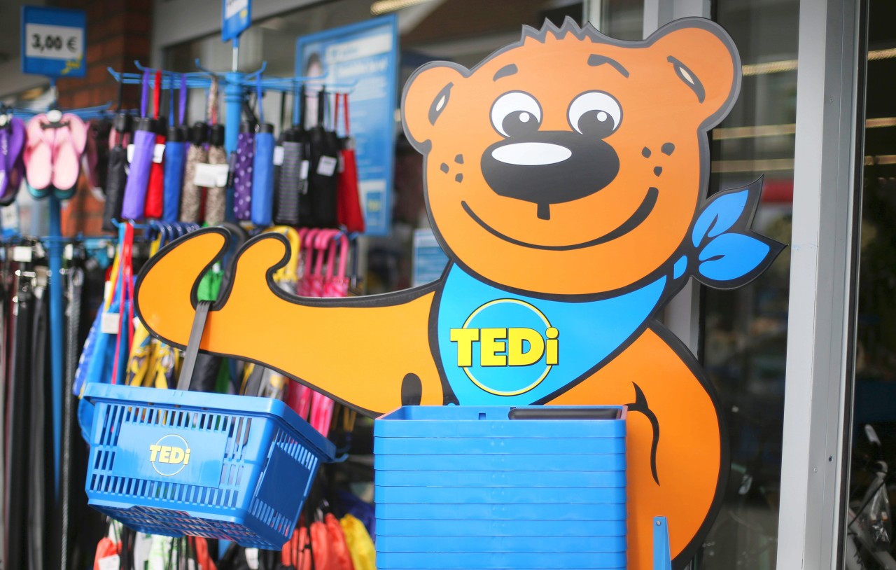 Eine Bärenfigur mit einem Logo der deutschen Handelskette Tedi steht in an einer Tedi Filiale. 