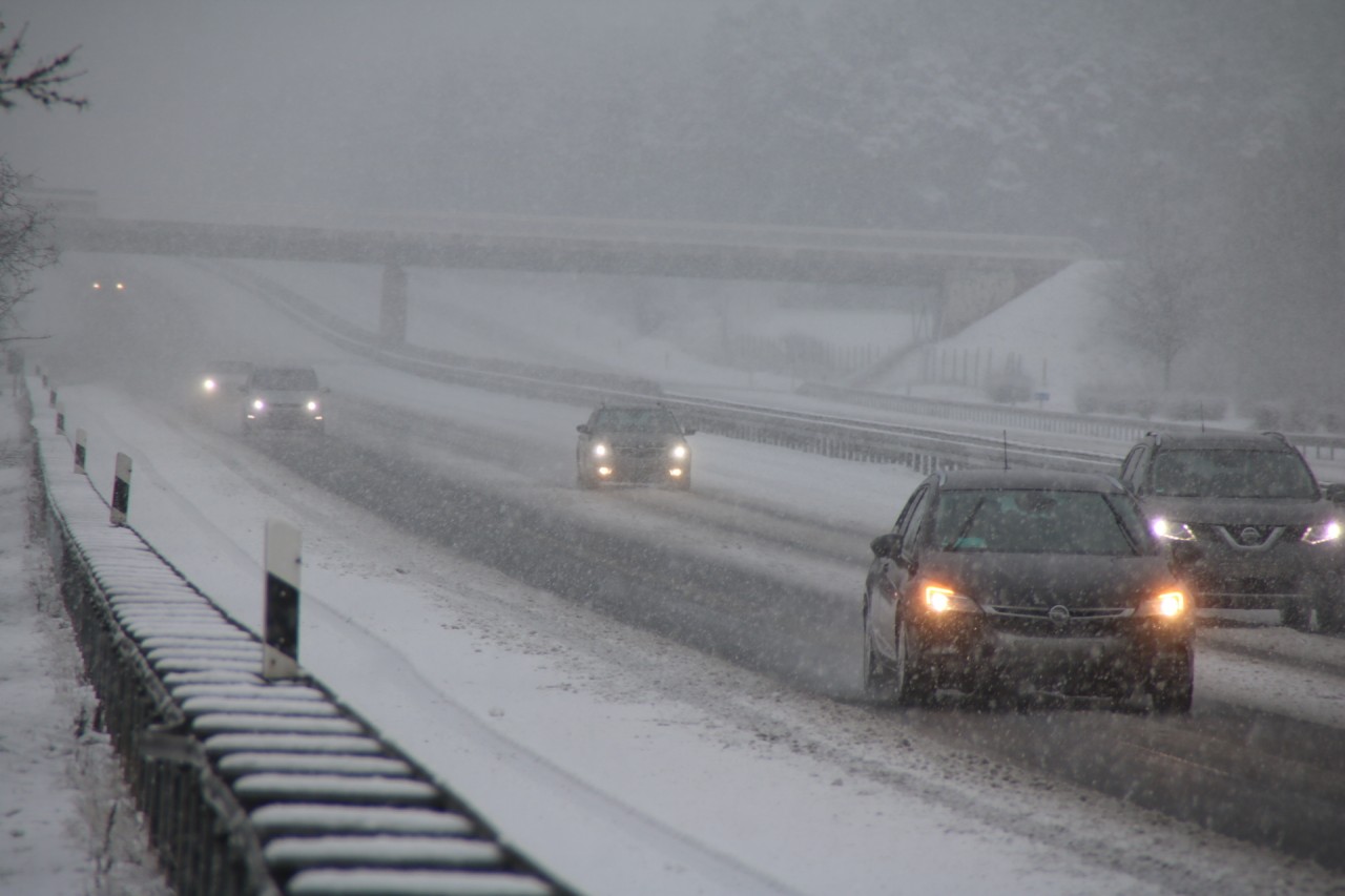 Schneetreiben hat am Donnerstag auf der A9 für ein ziemliches Verkehrschaos gesorgt. (Symbolbild)