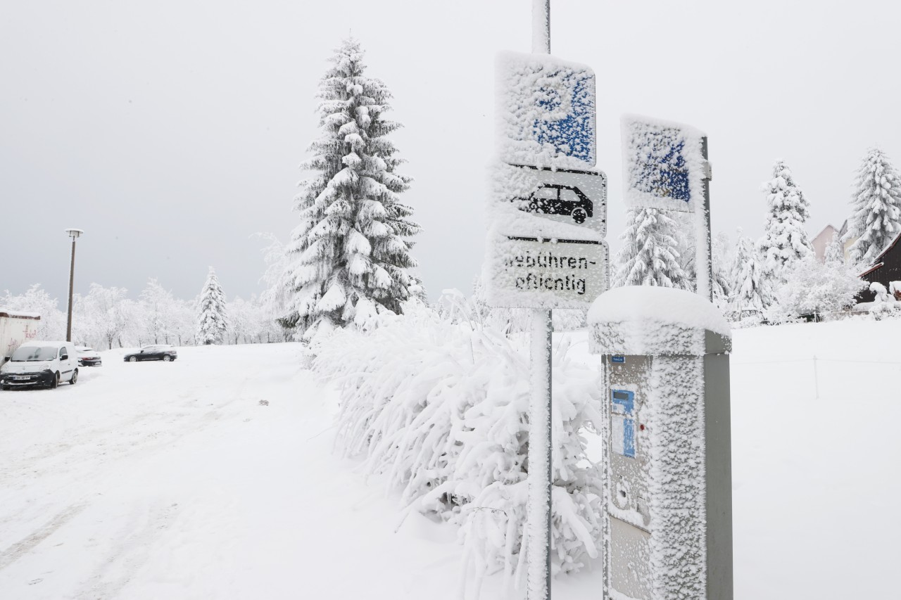 Viele Menschen zieht es derzeit in die Ski-Gebiete im Thüringer Wald. Das führt oft zu Parkplatz-Frust. (Symbolbild)