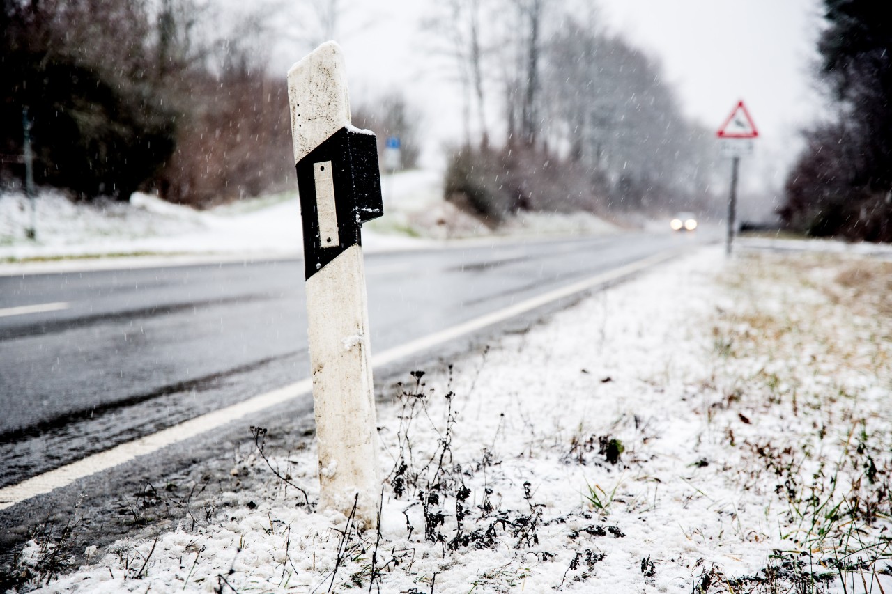 Auf Thüringens Straßen wird es glatt! Grund: Das frostige Wetter. Autofahrer müssen hier besonders aufpassen. (Archivbild)