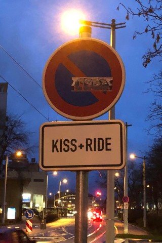Das neue Zusatzzeichen „Kiss+Ride“ ist einmalig in Gera. 