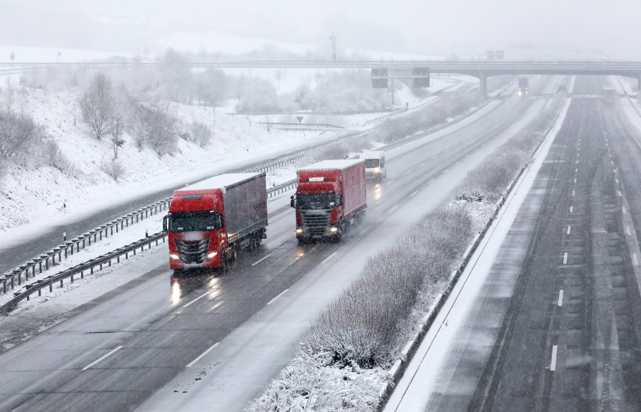 Unter anderem auf der A4 in Thüringen kam es zu zahlreichen Glätte- und Schneeunfällen. (Archivbild)