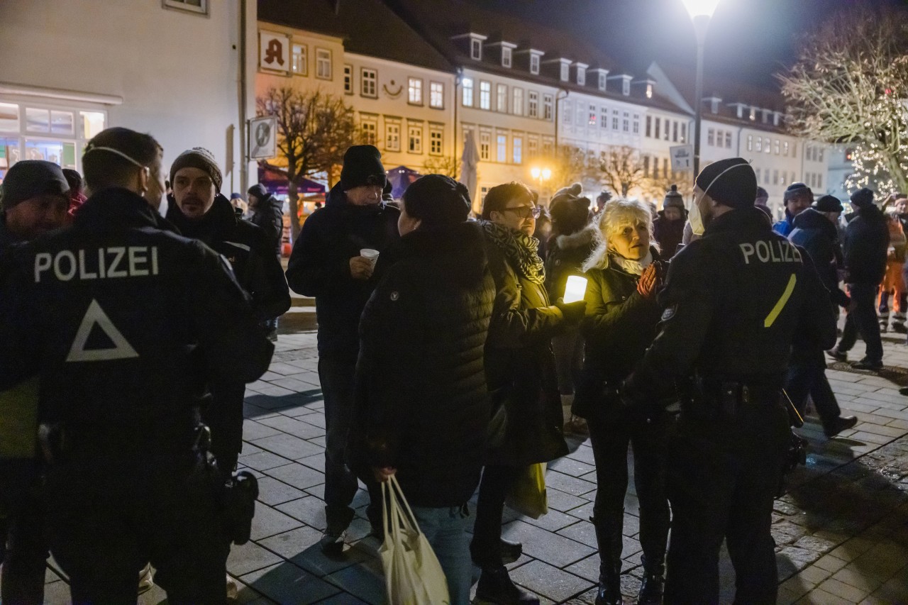 Schon letztes Jahr löste die Polizei Corona-Demos in Hildburghausen auf. Doch am Mittwoch eskalierte die Lage. (Archivbild)