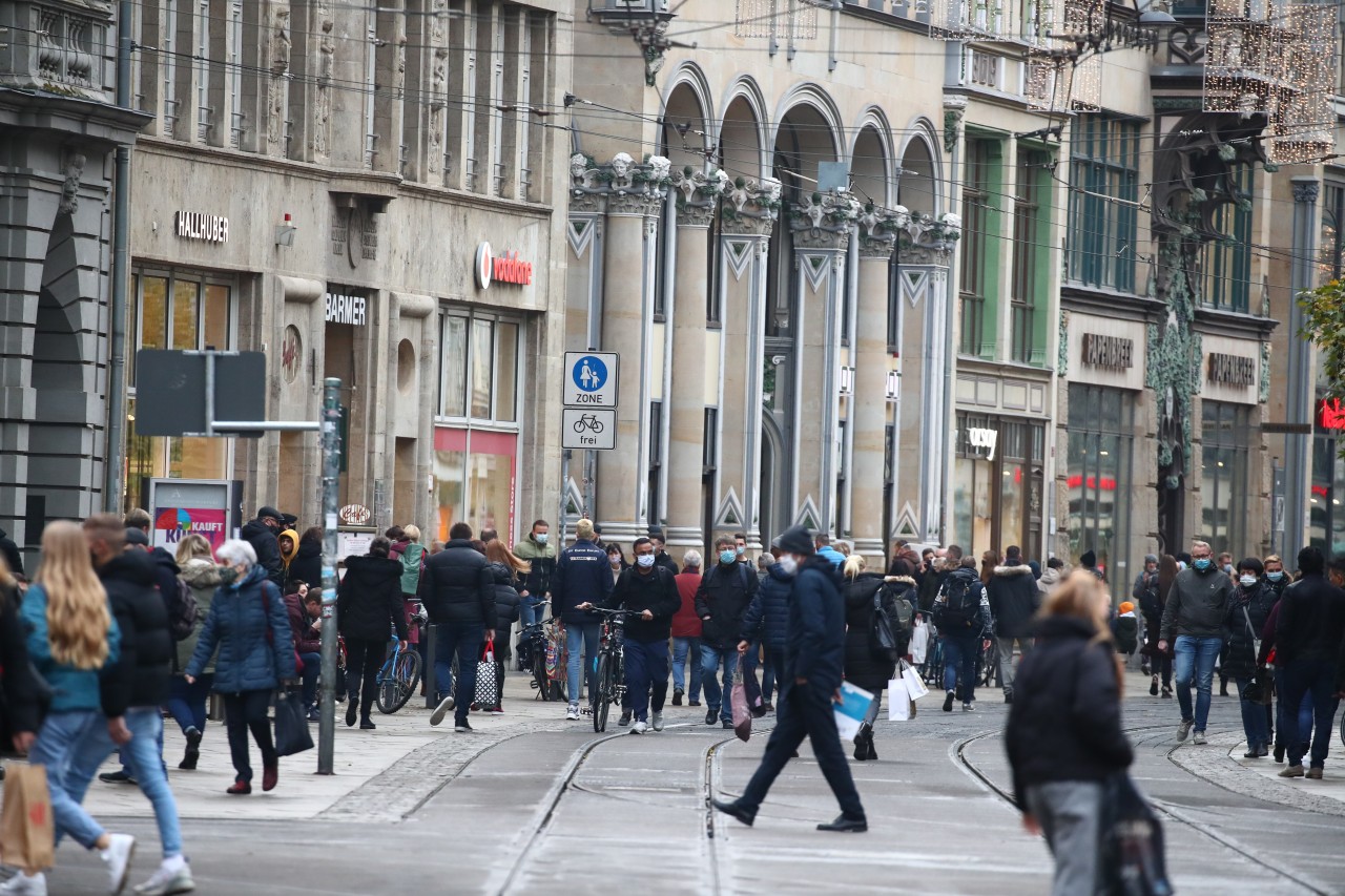 Missglückte Corona Demo in Erfurt! Die Polizei löste die unangemeldete Veranstaltung auf, die im Shopping-Gewusel eher unterging. (Archivbild)