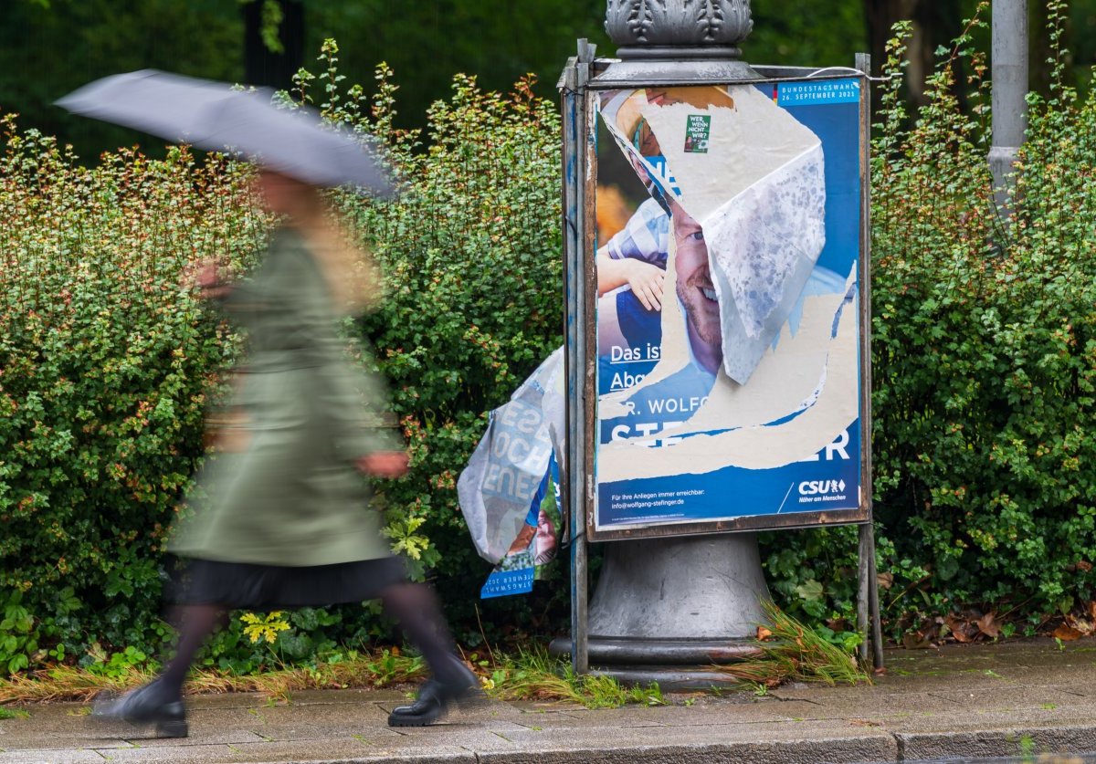 Frau am Straßenrand Thüringen