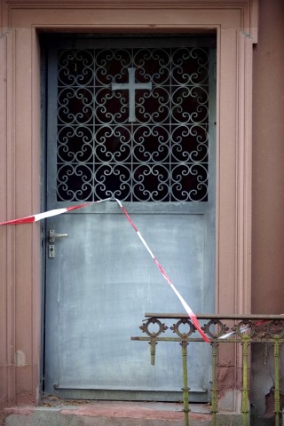 Trotz des schnellen Eingreifens der Lehrerin wurde die Kirchentür in Thüringen beschädigt. (Symbolbild)