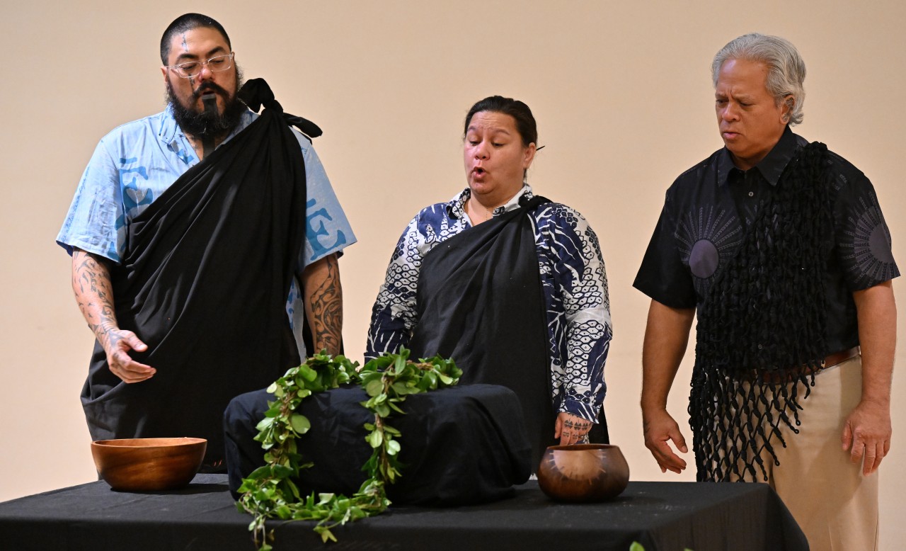 Die Vertreter des Office of Hawaiian Affairs nahmen ihre historischen Schätze bei einer festlichen Veranstaltung der Uni Jena in Empfang. 