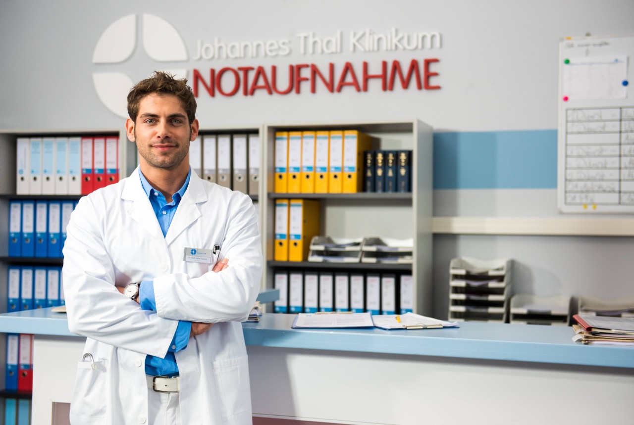 Roy Peter Link alias Dr. Niklas Ahrend verließ das Johannes-Thal-Klinikum im Mai 2019. Monatelang war es danach still um den Schauspieler.