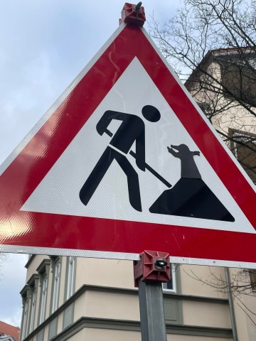 Dieses ungewöhnliche Straßenschild zaubert vielen Menschen aus Erfurt ein Lächeln ins Gesicht. 