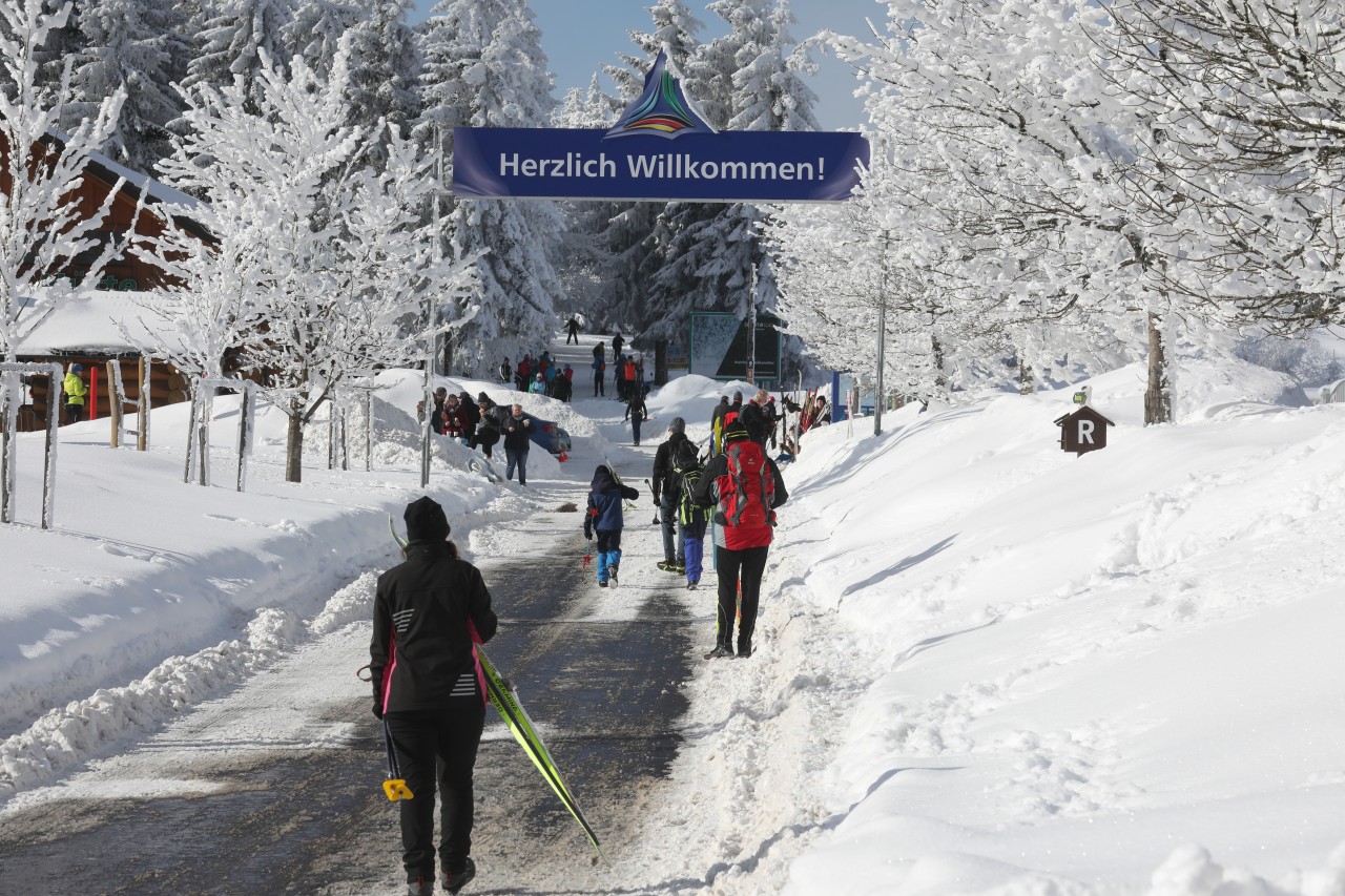 Endlich kann der Thüringer Wald wieder seine Winterferien-Gäste willkommen heißen! Denn durch Top-Schneeverhältnisse strömen sie in Scharren nach Oberhof. (Archivbild)
