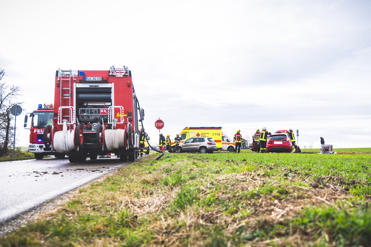 Schlimmer Verkehrsunfall in Thüringen! Zwei Autos kollidieren. Als die Feuerwehr anrückt, sieht die Lage noch brenzliger aus. 