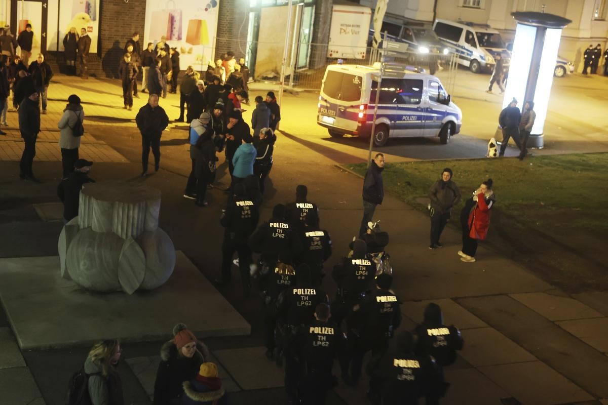 Polizeibeamte und Demonstranten vor dem Kultur- und Kongresszentrum in Gera. 