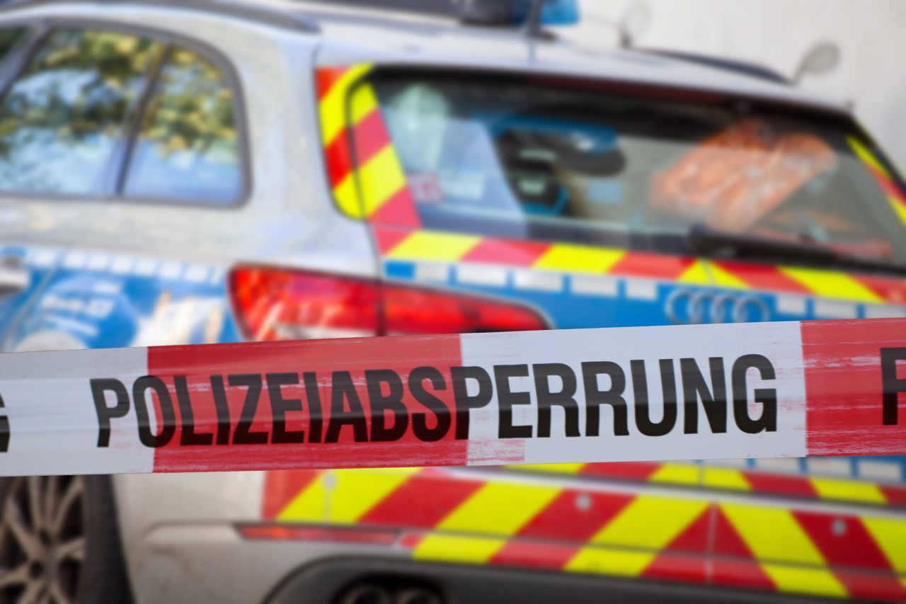Die Thüringer Polizei rückt zur Hilfe aus. Als sie am Tatort ankommt, fehlt von dem Täter jede Spur. (Archivbild)