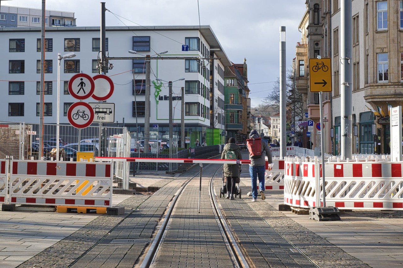 Skurrile Verkehrsführung. Die Straßenbahn darf passieren, Fußgänger müssen einen Umweg laufen. 