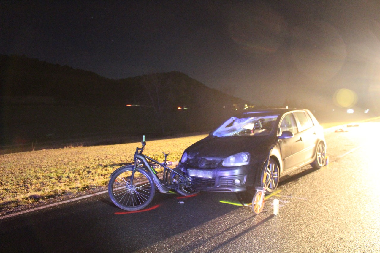 Ein Radfahrer hat nach einem schlimmen Unfall in Thüringen den Kampf um sein Leben verloren. 