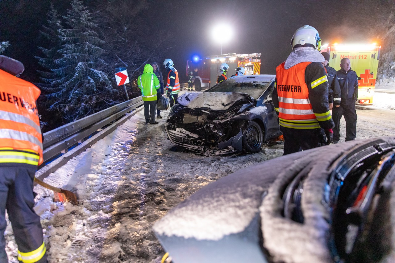 Bei starkem Schneefall ist in Thüringen ein Auto prallt frontal in den Gegenverkehr gekracht.