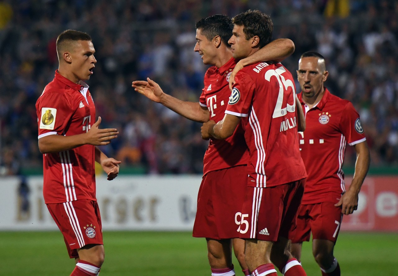 Bayerns Joshua Kimmich, Robert Lewandowski, Thomas Müller und Franck Ribéry (l-r) freuen sich über das 0:1.
