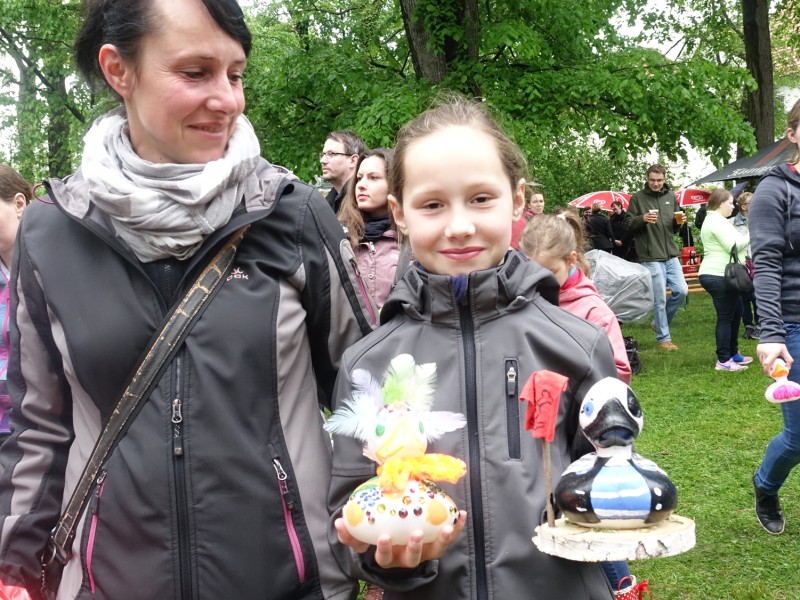 Teilnehmer des Erfurter Entenrennes zeigen ihre selbstgestalteten Enten-Kunstwerke, die sie später ins Wasser schicken wollen. Alle Fotos: Anna Jank