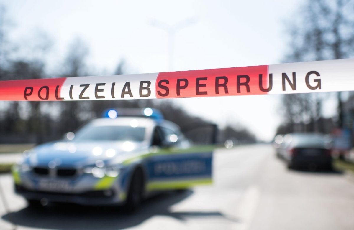 Polizeiabsperrung im Hintergrund Polizeiauto