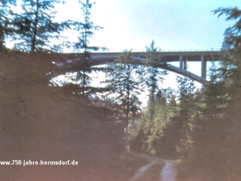 Stephanie wurde zwei Tage nach ihrem Verschwinden unter der Teufelstalbrücke gefunden. Das Foto ist historisch, die Brücke wurde inzwischen abgerissen und daneben eine neue gebaut. (Fotos: Polizei)