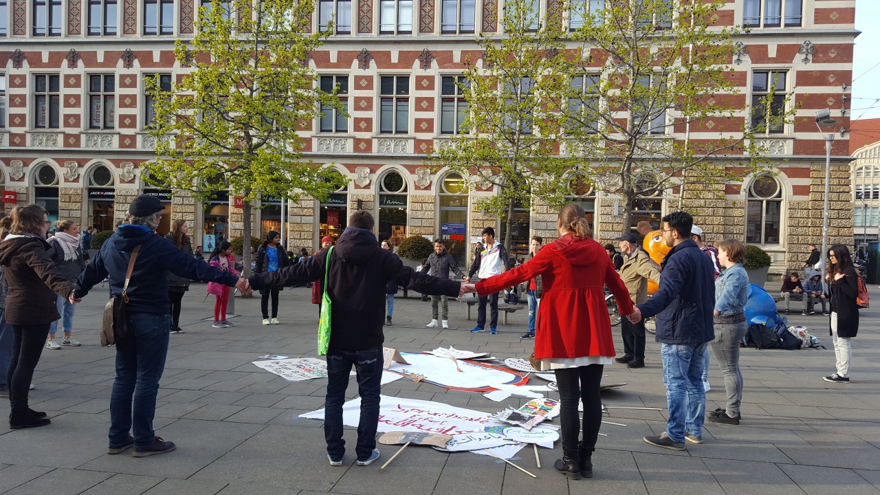 Ein stiller Protest des Sprachcafés gegen eine Sammel-Abschiebung nach Afghanistan.