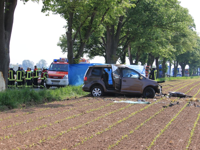 Bei einem Unfall bei Goldbach (Landkreis Gotha) ist am Montagvormittag (22.05.2017) ein Mensch ums Leben gekommen. (Fotos: Matthias Gränzdörfer)