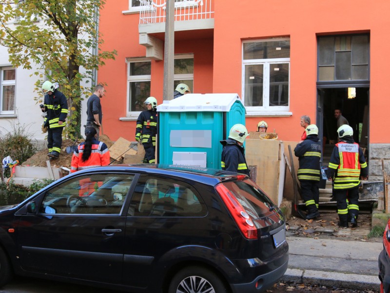 Bei einem Arbeitsunfall in Erfurt ist am Montag (06.11.2017) ein Mann in einer Baugrube verschüttet worden. (Fotos: Matthias Gränzdörfer)