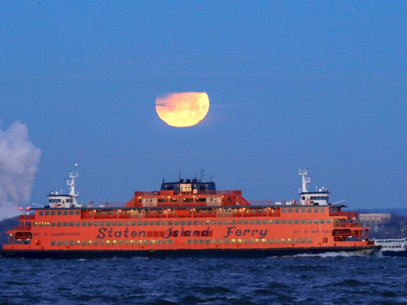 Drei Mond-Spektakel auf einmal: Supermond, „Blue Moon“ und Mondfinsternis. Das gab es nach Angaben von Astronomen zuletzt vor rund 35 Jahren. Vielen Mondguckern machen in der Nacht vom 31. Januar auf den 1. Februar 2018 allerdings Wolken einen Strich durch die Rechnung. Sah allerdings auch mit Wolken schön aus – so wie hier im Hafen zwischen Manhattan und Staten Island in New York City.