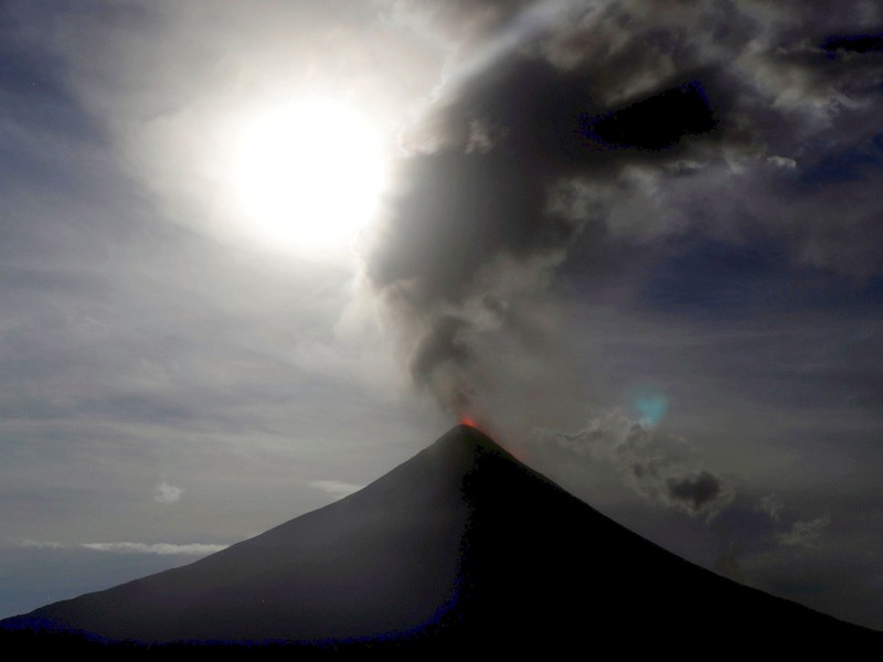 Der Supermond über dem Vulkan Mayon, während der Berg Lava spuckte. 