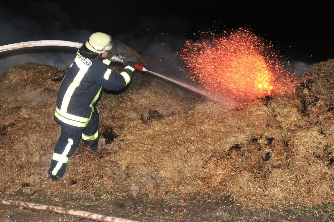 Überreste von Häckselarbeiten sind bei Dannheim aus ungeklärter Ursache in Brand geraten.