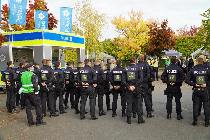 900 Polizisten übten am Sonntag einen lebensbedrohlichen Einsatz am Thüringen-Park in Erfurt. 