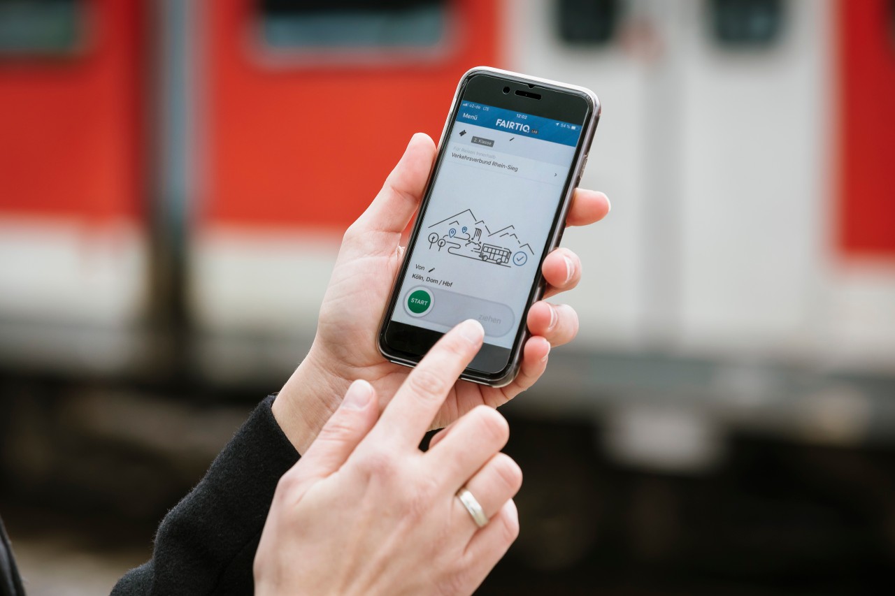 Mit der „FAIRTIQ“ App können Fahrgäste digitale Fahrkarten kaufen. 