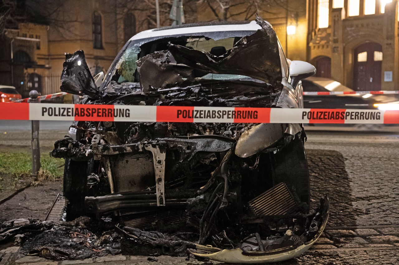 In Erfurt hat ein Feuerteufel Autos angezündet. (Symbolbild)