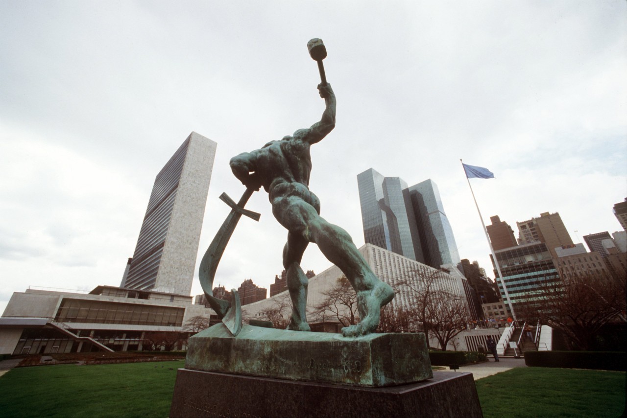 Das Logo der Friedensbewegung ist an die Statue des Bildhauers Jewgenij Wutschetitsch vor dem UN-Gebäude in New York angelehnt. (Archivfoto)