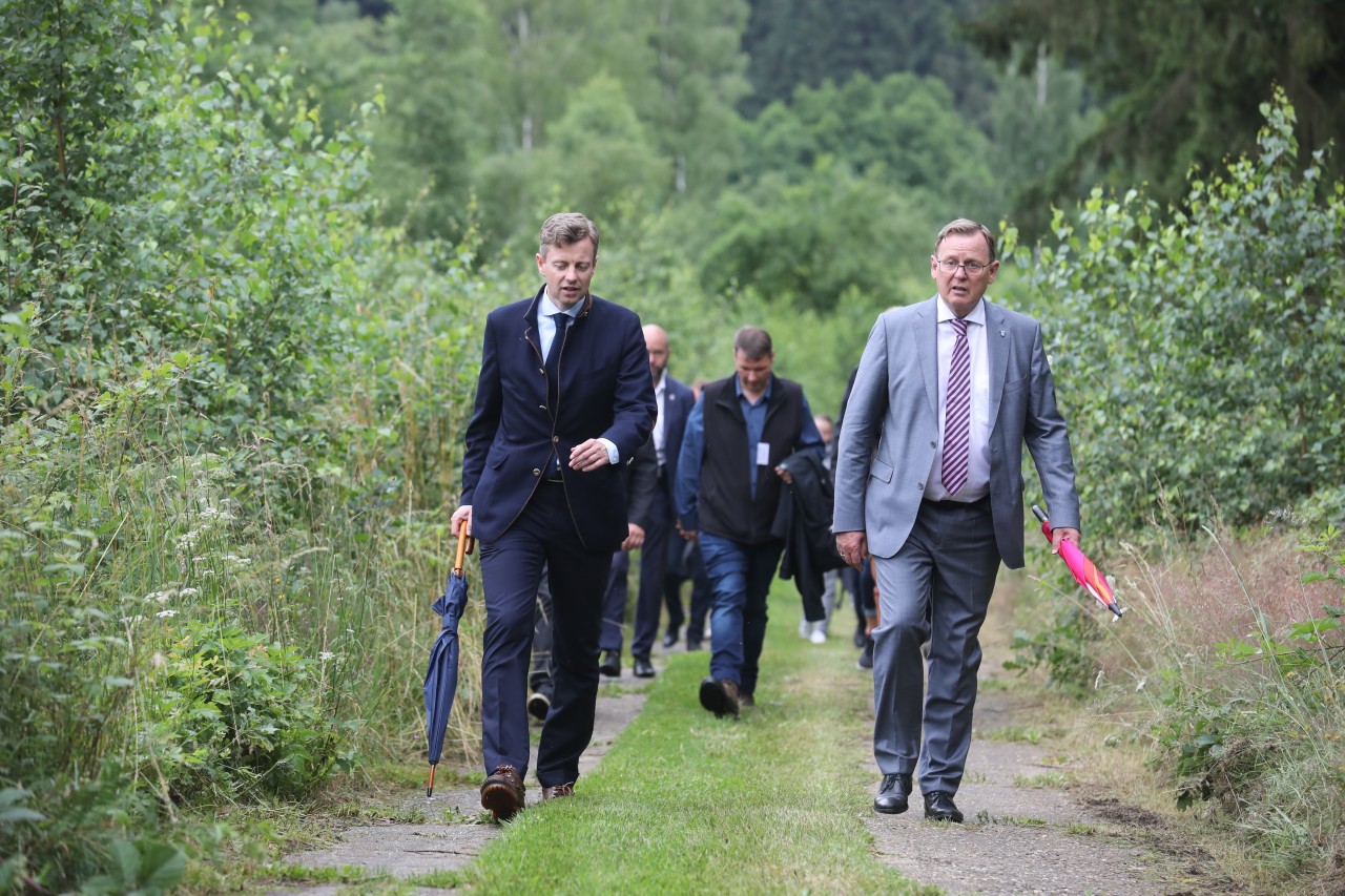 Bodo Ramelow und Oliver Bär (CSU), Landrat von Hof, laufen entlang der ehemaligen innerdeutschen Grenze auf einem Kolonnenweg. 