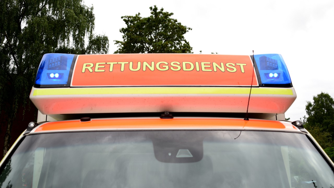 Beide Unfallbeteiligten und ein Insasse mussten ins Krankenhaus gebracht werden. (Symbolbild)