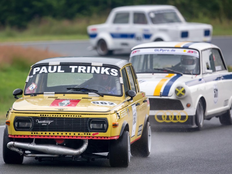 Paul Trinks fährt im Wartburg 353 im Rennen Tourenwagen und GT Sportfahrzeuge Gruppe 1 gegen Alex Buchholz (M, DKW F12) und Sven Peter (Simca Rallye II).
