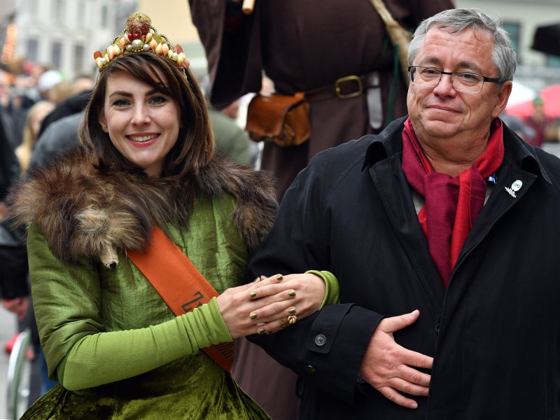 Zwiebelmarktkönigin Luisa I.  und Oberbürgermeister Stefan Wolf spazierten durch die Innenstadt.
