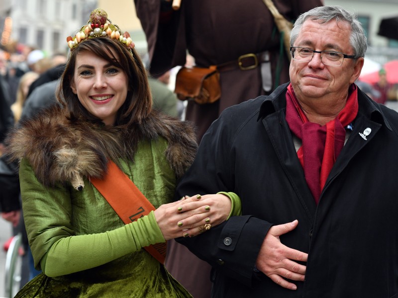 Zwiebelmarktkönigin Luisa I.  und Oberbürgermeister Stefan Wolf spazierten durch die Innenstadt.