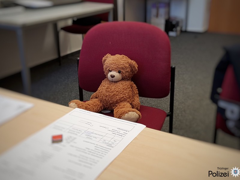 Wer vermisst „Kuschelwuschel? Polizei Thüringen startet herzigen Fahndungsaufruf über Facebook. Der Teddybär ist in der Nähe von Ilmenau gefunden worden und hilft den Beamten jetzt auf der Wache.