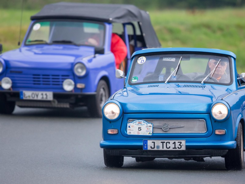 Zwei Trabant Kübel fahren bei der Straßenoldtimer-Parade.