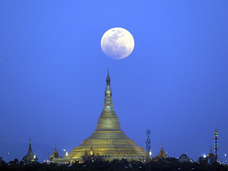 Als hätte der blaue Himmel den Mond bestäubt: Auch in Myanmar (über der Uppatasanti-Pagode in Naypyidaw) war der Erdschatten auf dem Vollmond zu sehen.