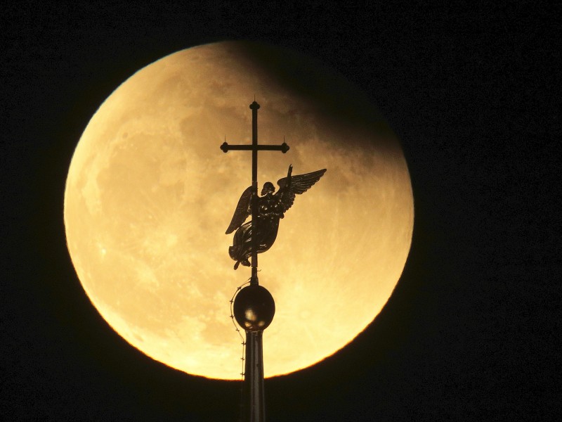 Die Mondfinsternis war auch im russischen Sankt Petersburg zu sehen – und lieferte einen dramatischen Hintergrund für den Engel am Kreuz auf dem Turm der St. Peter und Paul-Kathedrale.