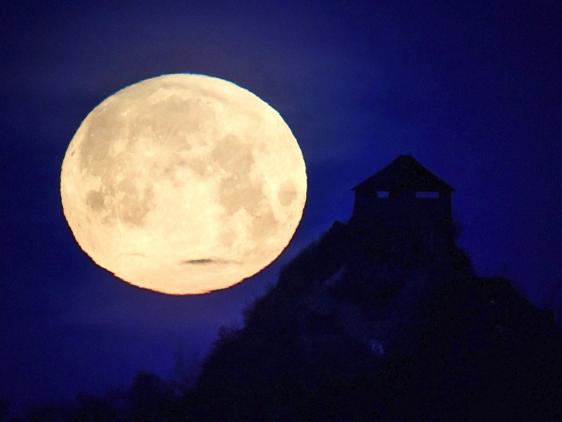 Der volle Supermond über Fort Salgo im ungarischen Salgorarjan. 