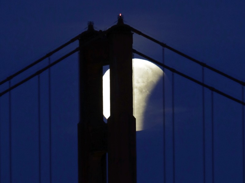 Dazu kam noch eine totale Mondfinsternis – die allerdings in Deutschland nicht zu sehen war. Dieses Bild komponierte ein Fotograf in San Francisco: Mondfinsternis hinter der Golden-Gate-Brücke.