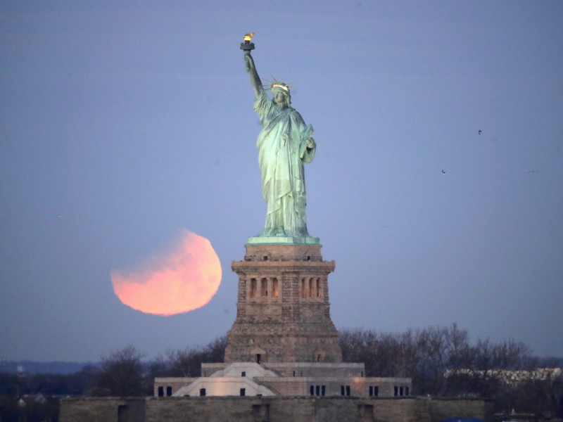 In New York stahl der Supermond sogar „Lady Liberty“ die Show.