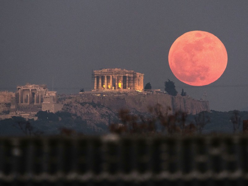 Man konnte glatt mondsüchtig werden in dieser Nacht: der rote Supermond hinter dem Parthenon auf der Akropolis in Griechenlands Hauptstadt Athen.