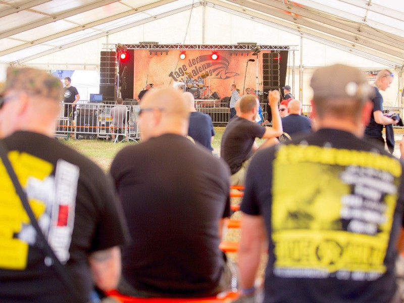 Zunächst war über ein generelles Alkoholverbot auf dem Festival diskutiert worden. Letztlich erlaubte das Verwaltungsgericht Meiningen den Festival-Besuchern, ab 20 Uhr Bier zu trinken, berichtet „Thüringen24“.