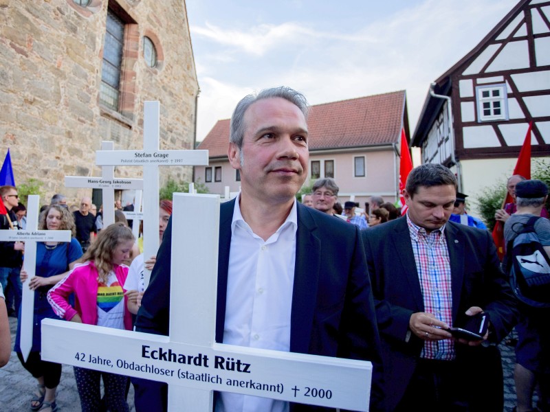 Der Innenminister von Thüringen, Georg Maier (SPD), beteiligte sich an der Demonstration gegen das Festival. In der Hand hält er ein weißes Kreuz, das einem Opfer rechter Gewalt gewidmet ist. 