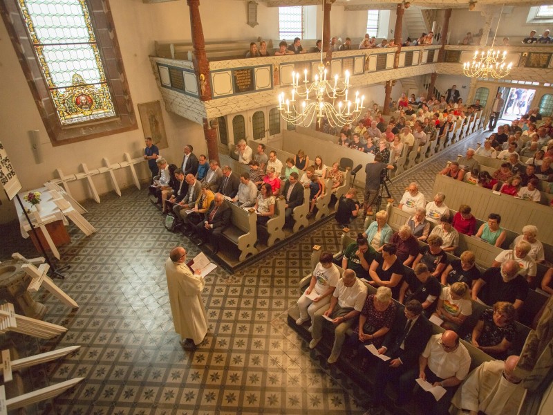 Viele Leute gingen auch zum Friedensgottesdienst, zum Beispiel in der Stadtkirche St. Bartholomäus in Themar. Sie versammelten sich unter dem Motto „Tage der Weltoffenheit“.